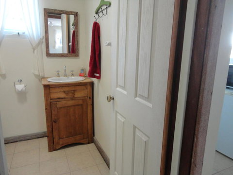 Di's Cabin In Dwellingup - Newcastle Accommodation 21