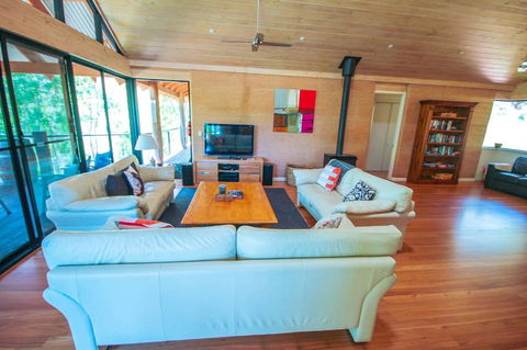 Arum - Close To The Margaret River - Newcastle Accommodation 11