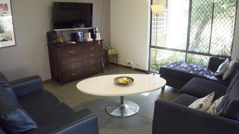 Relax, Bright & Airy Garden Villa - Newcastle Accommodation 22