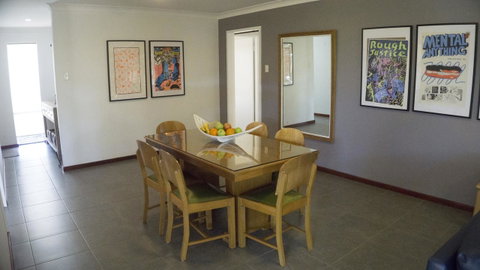 Relax, Bright & Airy Garden Villa - Newcastle Accommodation 16
