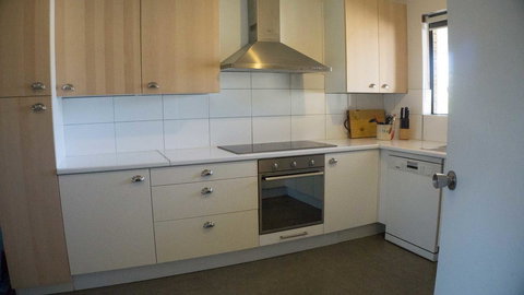 Relax, Bright & Airy Garden Villa - Newcastle Accommodation 33