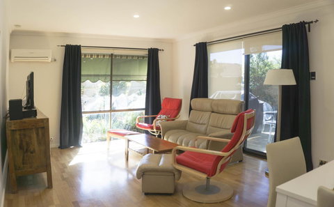 Relax, Bright & Airy Garden Villa - Newcastle Accommodation 5
