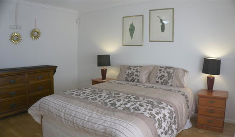 Relax, Bright & Airy Garden Villa - Newcastle Accommodation 4