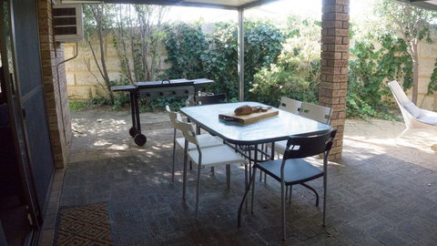 Relax, Bright & Airy Garden Villa - Newcastle Accommodation 28