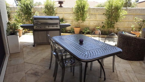 Relax, Bright & Airy Garden Villa - Newcastle Accommodation 13