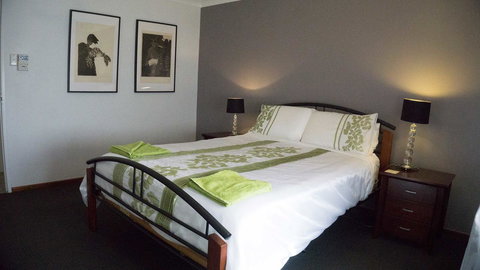 Relax, Bright & Airy Garden Villa - Newcastle Accommodation 18
