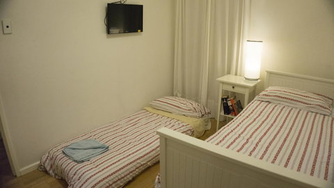 Relax, Bright & Airy Garden Villa - Newcastle Accommodation 10