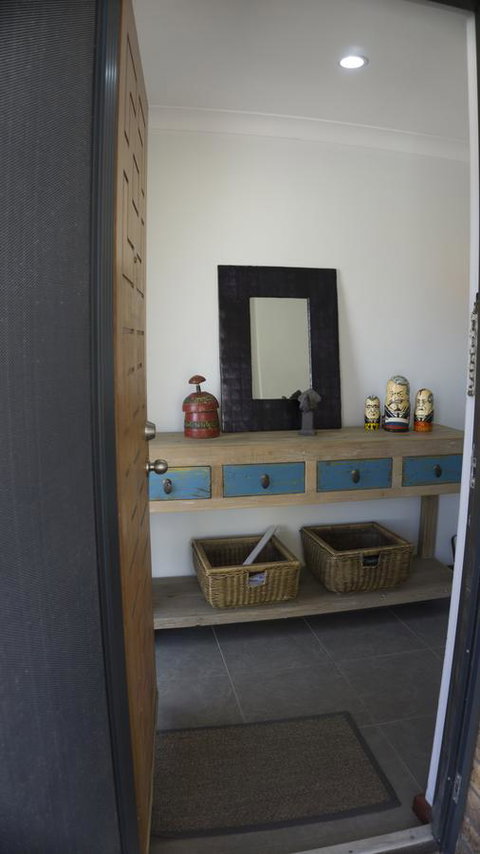 Relax, Bright & Airy Garden Villa - Newcastle Accommodation 7