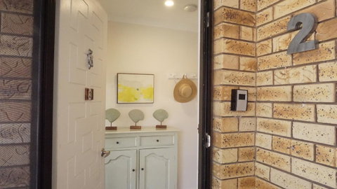 Relax, Bright & Airy Garden Villa - Newcastle Accommodation 14