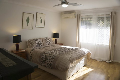 Relax, Bright & Airy Garden Villa - Newcastle Accommodation 3