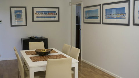 Relax, Bright & Airy Garden Villa - Newcastle Accommodation 6