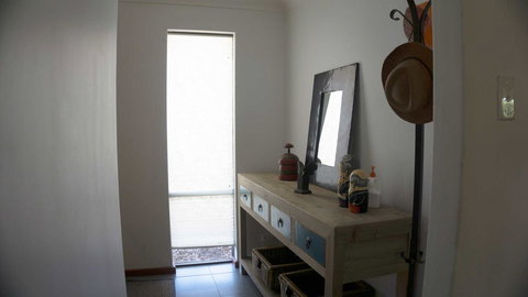 Relax, Bright & Airy Garden Villa - Newcastle Accommodation 21