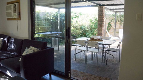 Relax, Bright & Airy Garden Villa - Newcastle Accommodation 29