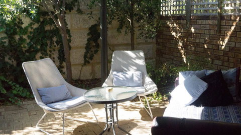Relax, Bright & Airy Garden Villa - Newcastle Accommodation 27
