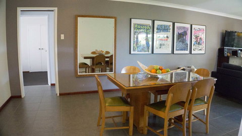Relax, Bright & Airy Garden Villa - Newcastle Accommodation 15