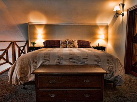 Oak Tree Barn Bridgetown - Newcastle Accommodation 11