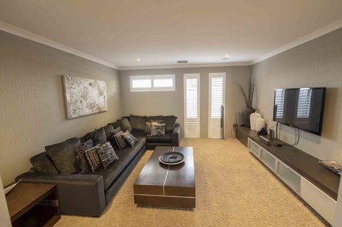 Magnificent Beach Retreat - New Castle Tourism 22