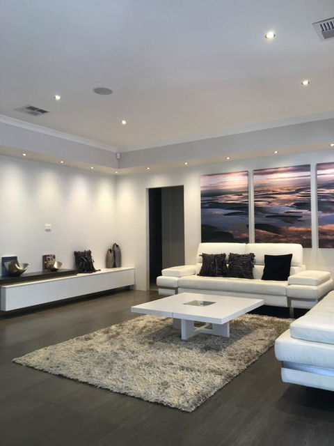 Magnificent Beach Retreat - New Castle Tourism 31