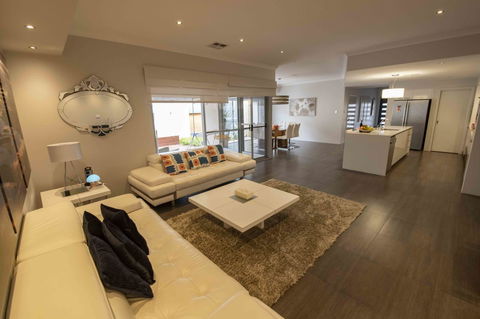 Magnificent Beach Retreat - New Castle Tourism 23