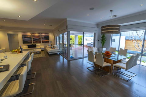 Magnificent Beach Retreat - New Castle Tourism 29