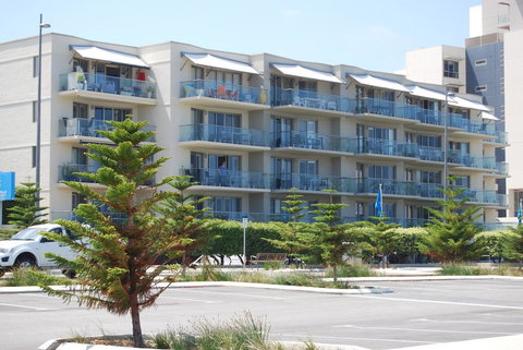 Absolute Beachfront Scarborough - Newcastle Accommodation 9