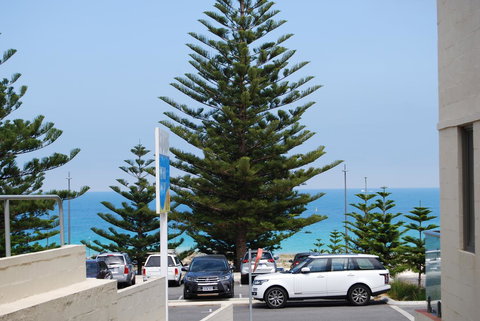 Absolute Beachfront Scarborough - Newcastle Accommodation 7