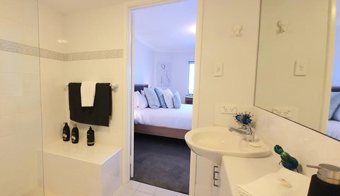 Sandcastles Beachfront Luxury Retreat Apartment - Newcastle Accommodation 13