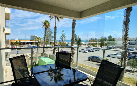 Sandcastles Beachfront Luxury Retreat Apartment - Newcastle Accommodation 15