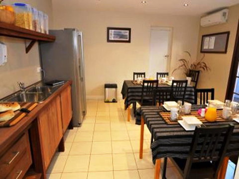 Waikiki Beach Bed And Breakfast - Newcastle Accommodation 13