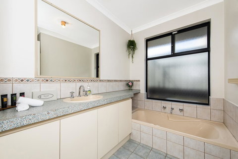 Scarborough Villa On Duke - Newcastle Accommodation 14