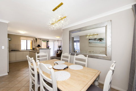 Scarborough Villa On Duke - Newcastle Accommodation 30