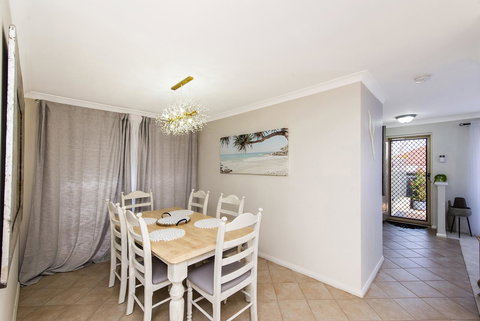 Scarborough Villa On Duke - Newcastle Accommodation 5