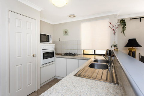 Scarborough Villa On Duke - Newcastle Accommodation 26
