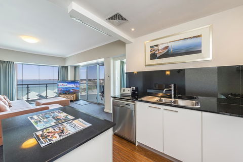 A 406 FANTASTIC OCEAN BEACH And MARINA VIEW APT - MANDURAH - Newcastle Accommodation 18