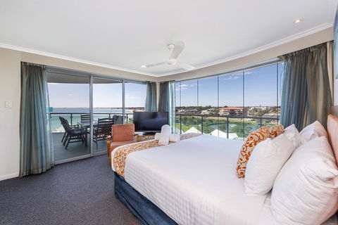 A 406 FANTASTIC OCEAN BEACH And MARINA VIEW APT - MANDURAH - Newcastle Accommodation 13