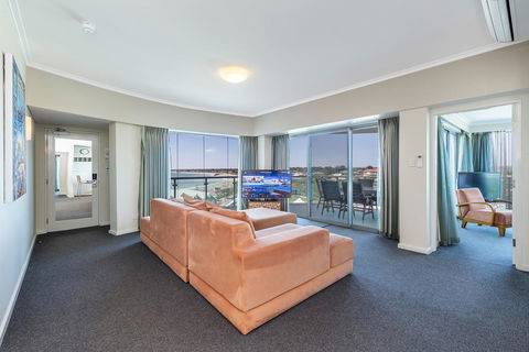 A 406 FANTASTIC OCEAN BEACH And MARINA VIEW APT - MANDURAH - Newcastle Accommodation 0