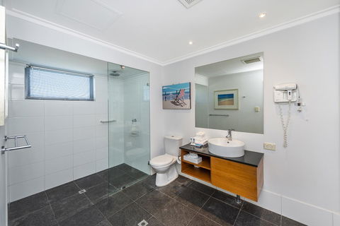 A 406 FANTASTIC OCEAN BEACH And MARINA VIEW APT - MANDURAH - Newcastle Accommodation 16