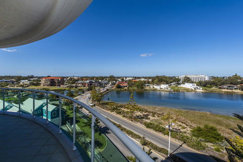 A 406 FANTASTIC OCEAN BEACH And MARINA VIEW APT - MANDURAH - Newcastle Accommodation 11