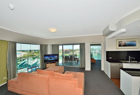 A 406 FANTASTIC OCEAN BEACH And MARINA VIEW APT - MANDURAH - Newcastle Accommodation 10