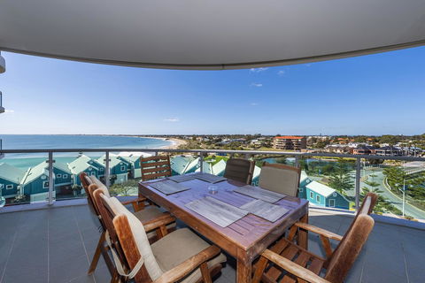A 406 FANTASTIC OCEAN BEACH And MARINA VIEW APT - MANDURAH - Newcastle Accommodation 4