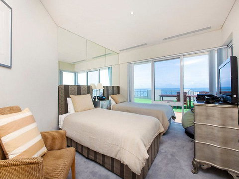 Beachfront Penthouse & Huge Terrace - Newcastle Accommodation 1