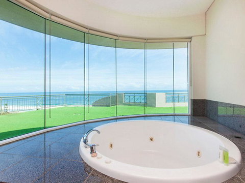 Beachfront Penthouse & Huge Terrace - Newcastle Accommodation 4
