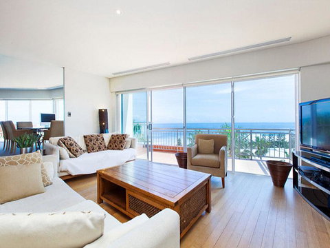 Beachfront Penthouse & Huge Terrace - Newcastle Accommodation 9