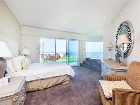 Beachfront Penthouse & Huge Terrace - Newcastle Accommodation 7