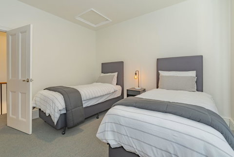 4 Bedroom House - Hobart CBD - Free Parking - Free WIFI - Newcastle Accommodation 13