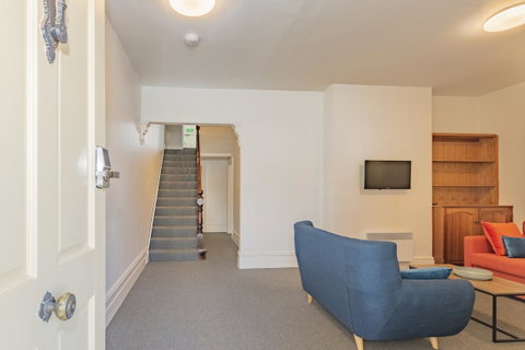 4 Bedroom House - Hobart CBD - Free Parking - Free WIFI - Newcastle Accommodation 21