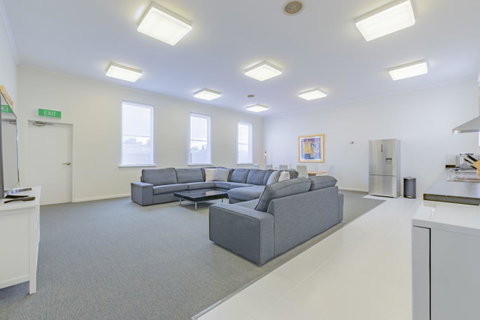 4 Bedroom House - Hobart CBD - Free Parking - Free WIFI - Newcastle Accommodation 9