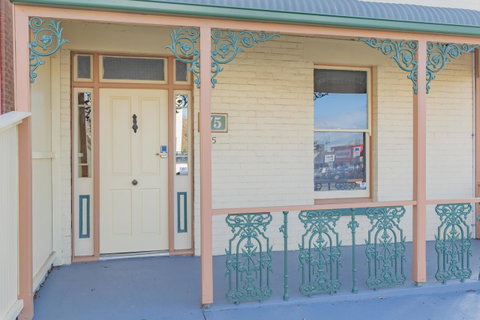 4 Bedroom House - Hobart CBD - Free Parking - Free WIFI - Newcastle Accommodation 25