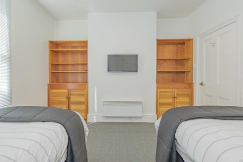 4 Bedroom House - Hobart CBD - Free Parking - Free WIFI - Newcastle Accommodation 15