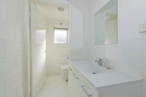 4 Bedroom House - Hobart CBD - Free Parking - Free WIFI - Newcastle Accommodation 24